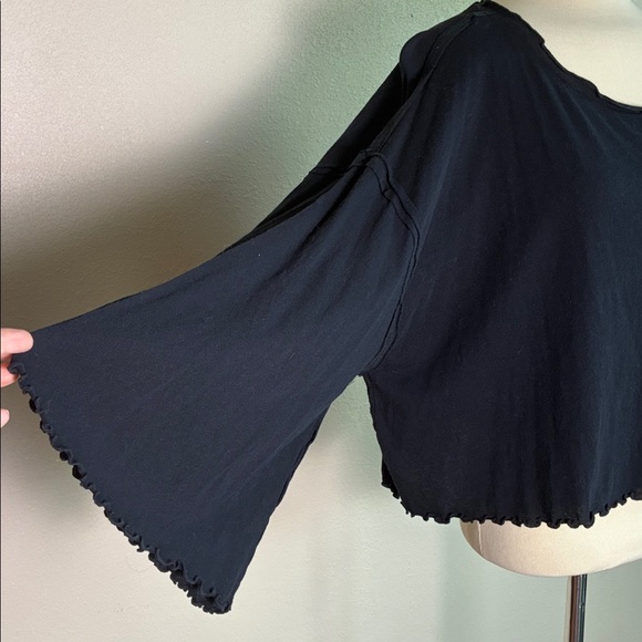 New FREE PEOPLE WE THE FREE Black Medium Long Bell Sleeve Lettuce Hem Crop Top‎ - Picture 3 of 11
